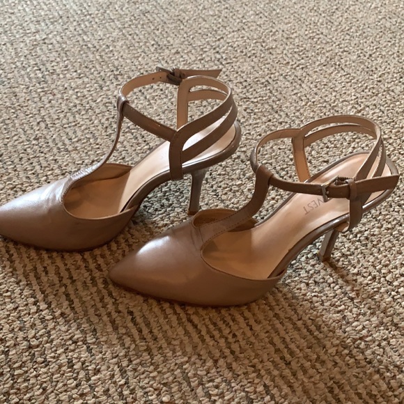 Beige leather Nine West heels. T-strap - Picture 2 of 7